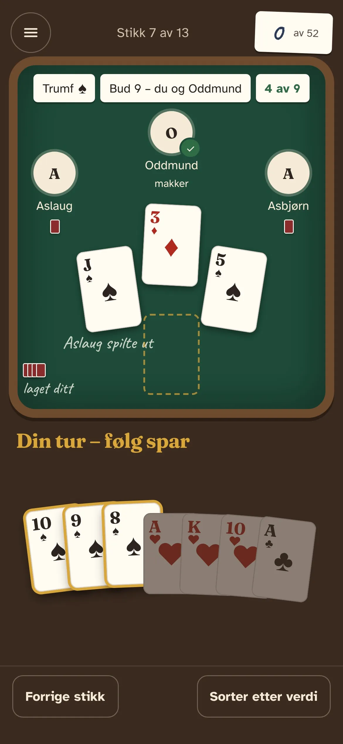 Spillebordet i Amerikaner med et stikk på filten og kortene dine i en vifte nederst.